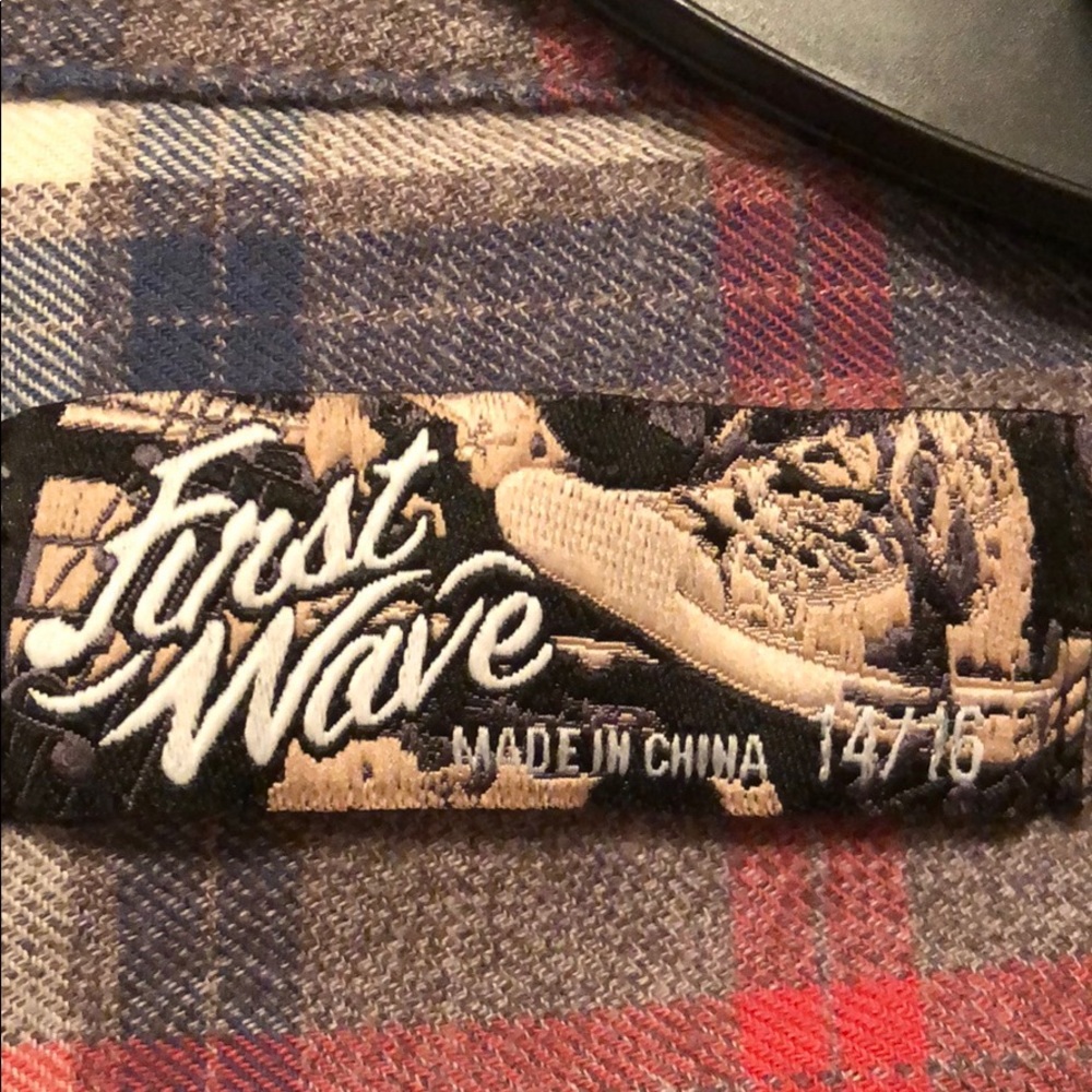 First wave button down - Picture 3 of 3